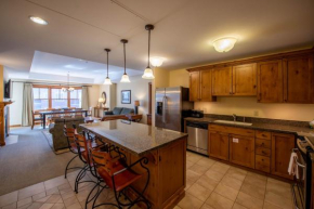 Spacious 3 Bedroom Condo with Balcony in Mountaineer Square condo